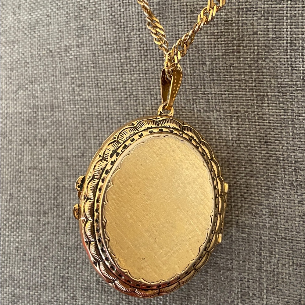 Vintage Gold Tone Pendant Locket & Chain Necklace - Picture 6 of 10